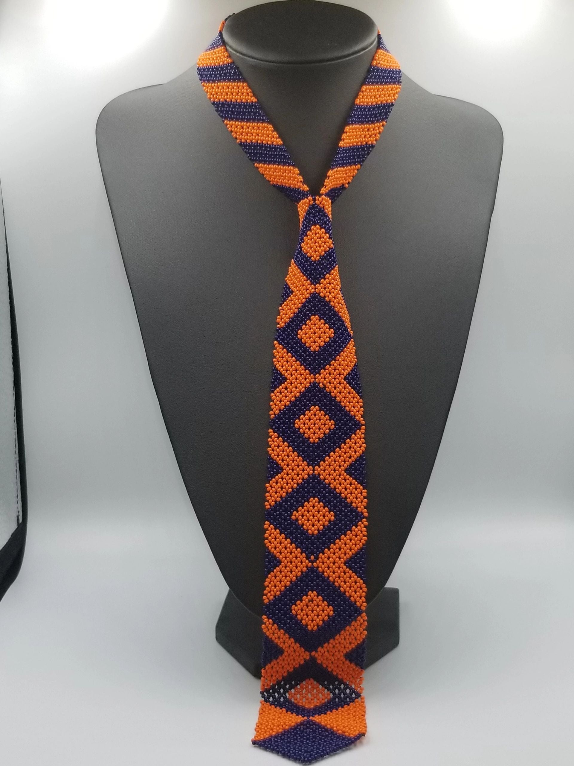 collier cravate perles de rocailles orange et bleu