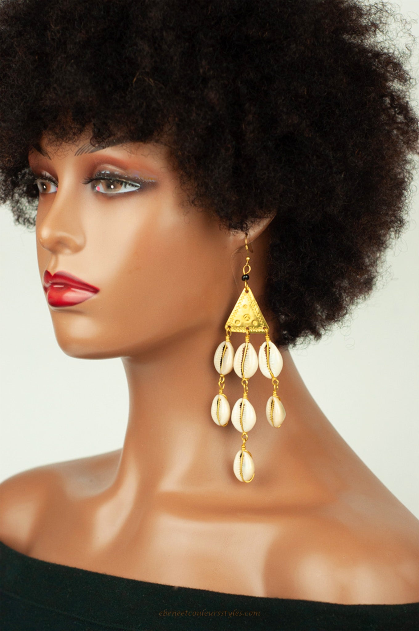 Ébène et couleurs styles-boucles d'oreilles chandelier cauris et laiton