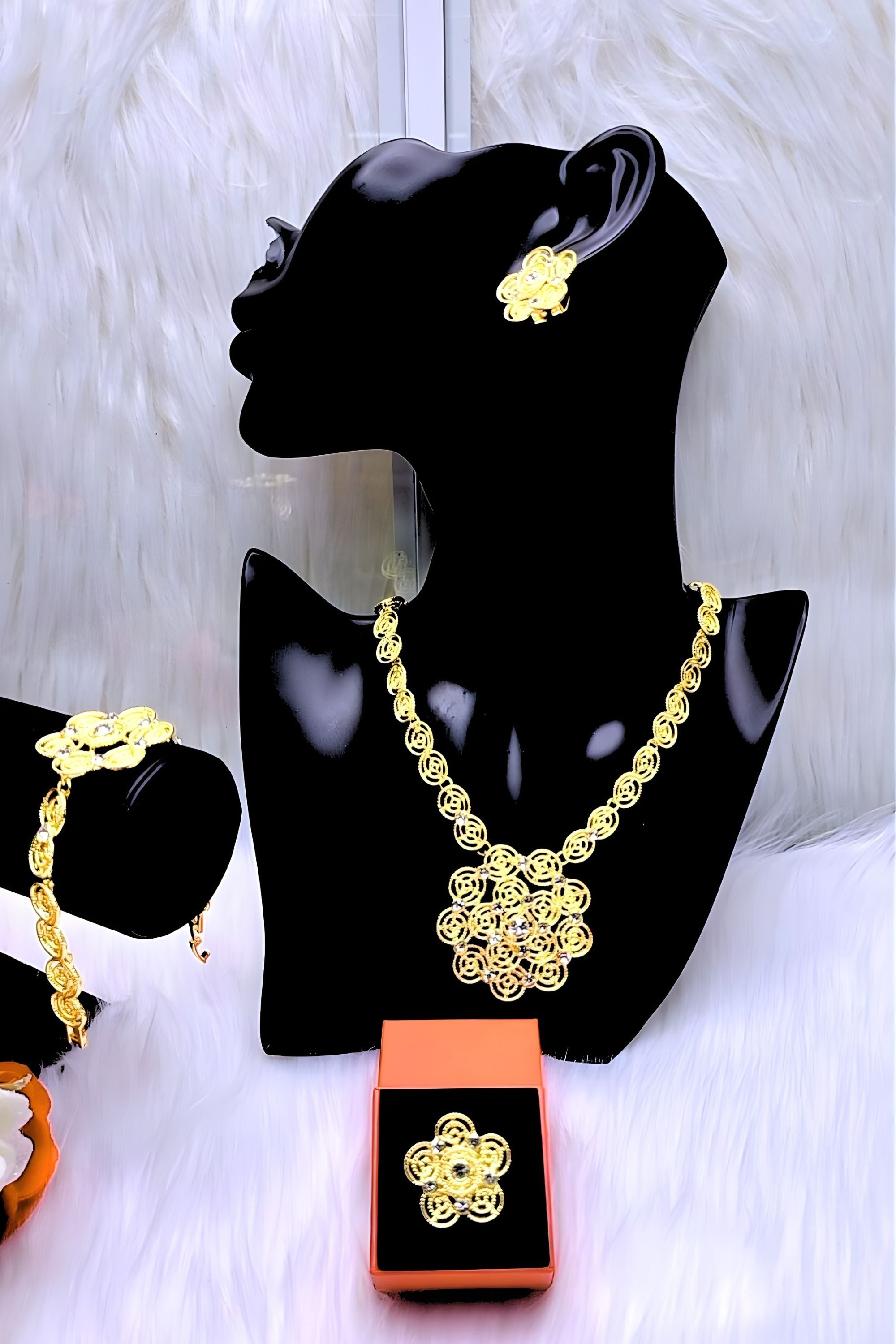 Parure de bijoux plaqué or avec collier, boucles d’oreilles et bague florale élégante.