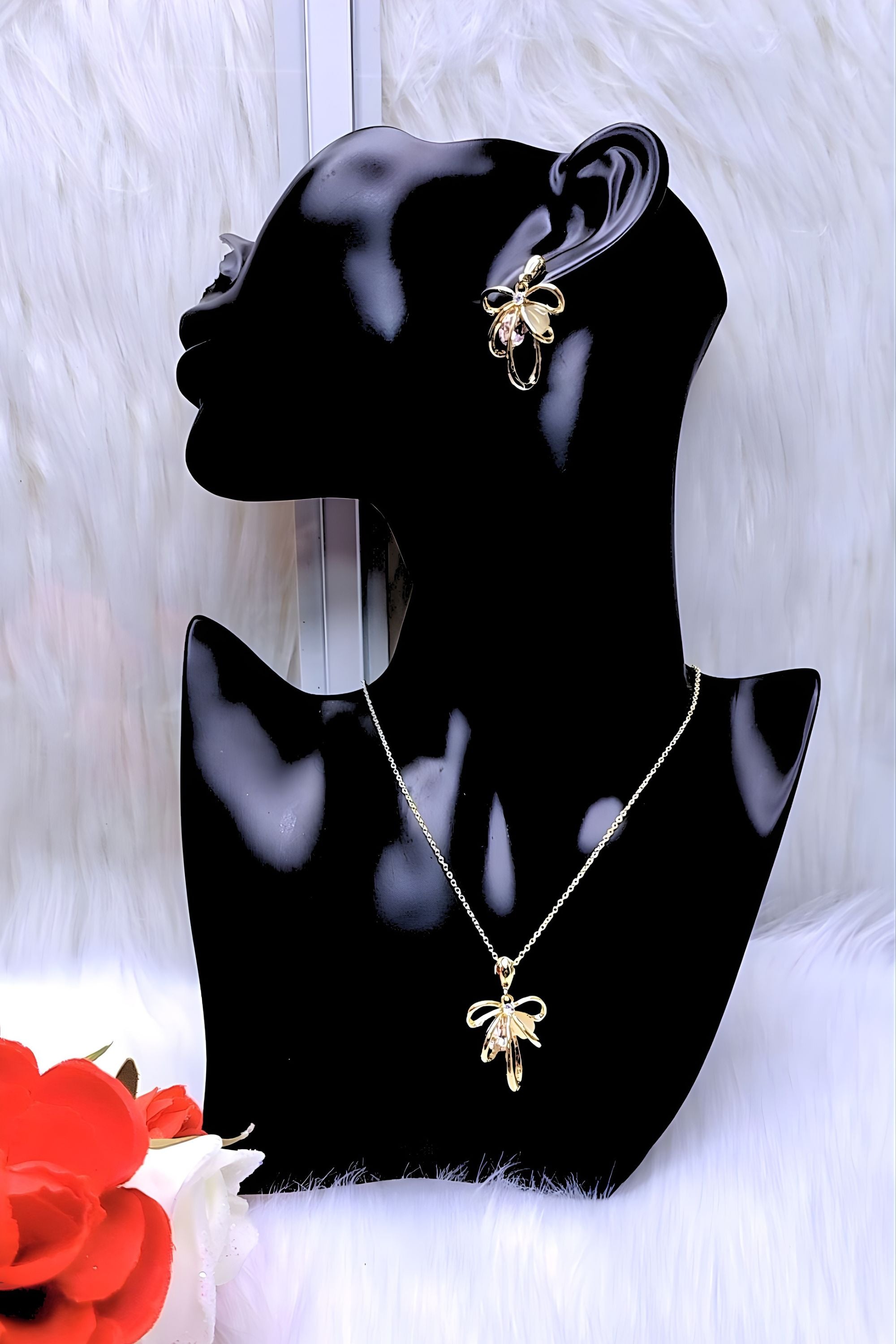 Parure de bijoux plaqué or avec collier fin et boucles d’oreilles nœud élégant