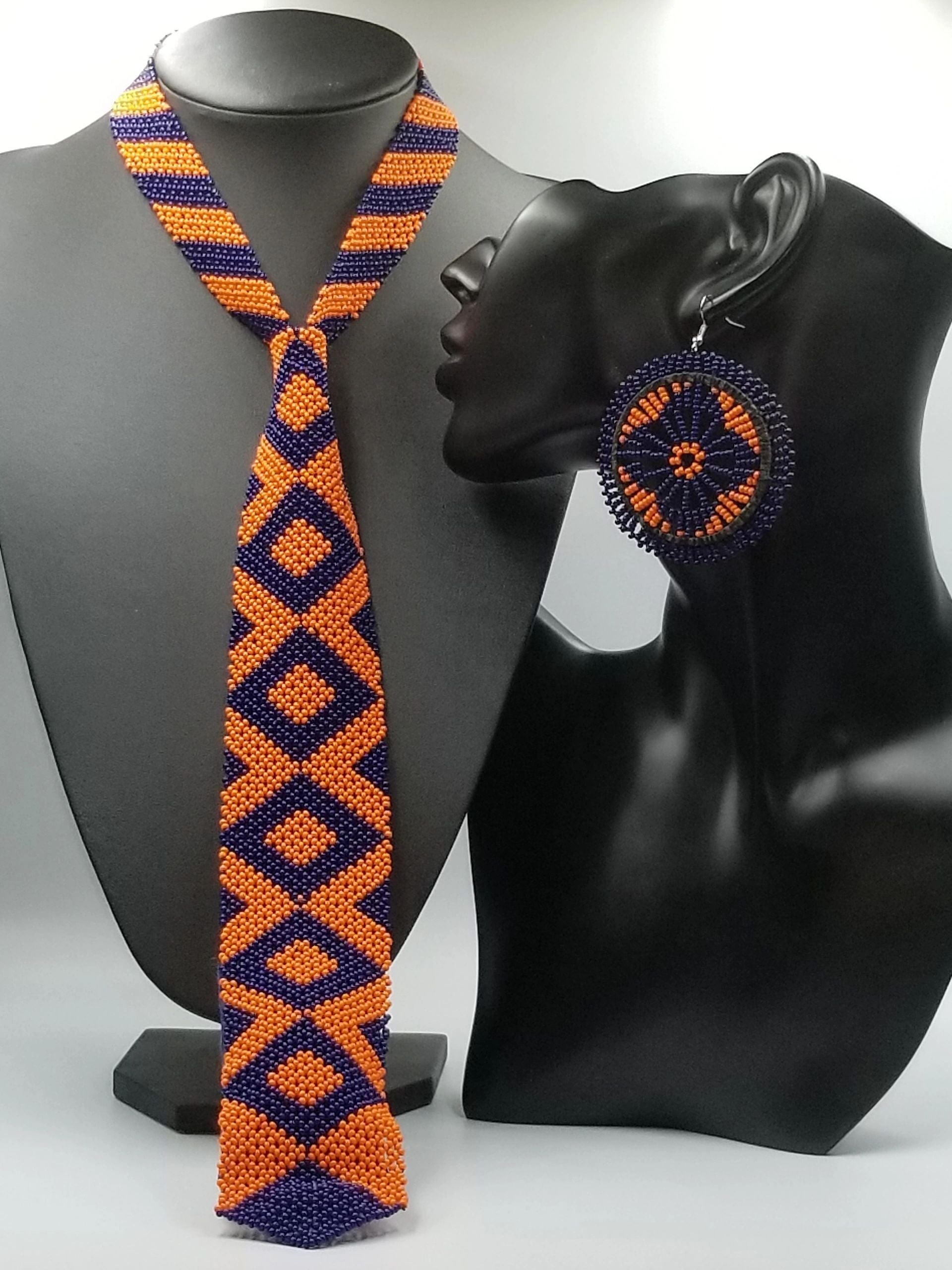 collier cravate perles de rocailles orange et bleu