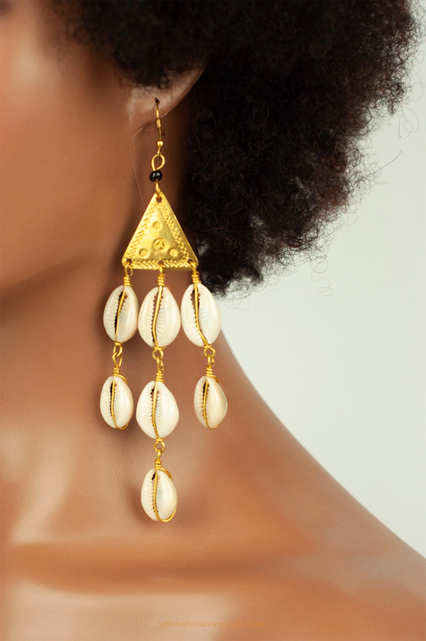 Ébène et couleurs styles-boucles d'oreilles chandelier cauris et laiton