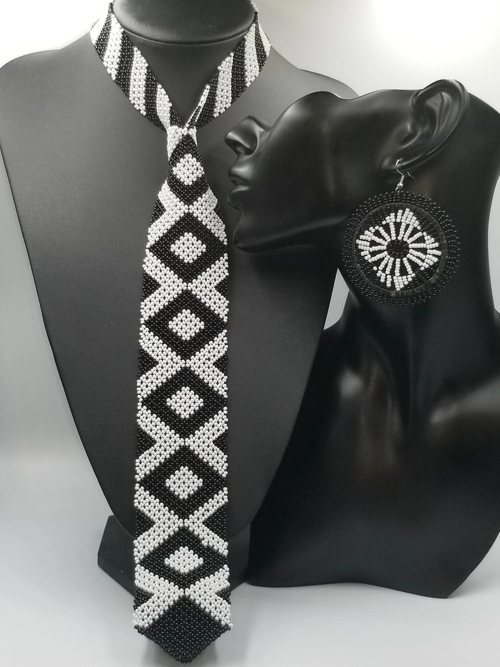 collier cravate perles de rocailles banc et noir